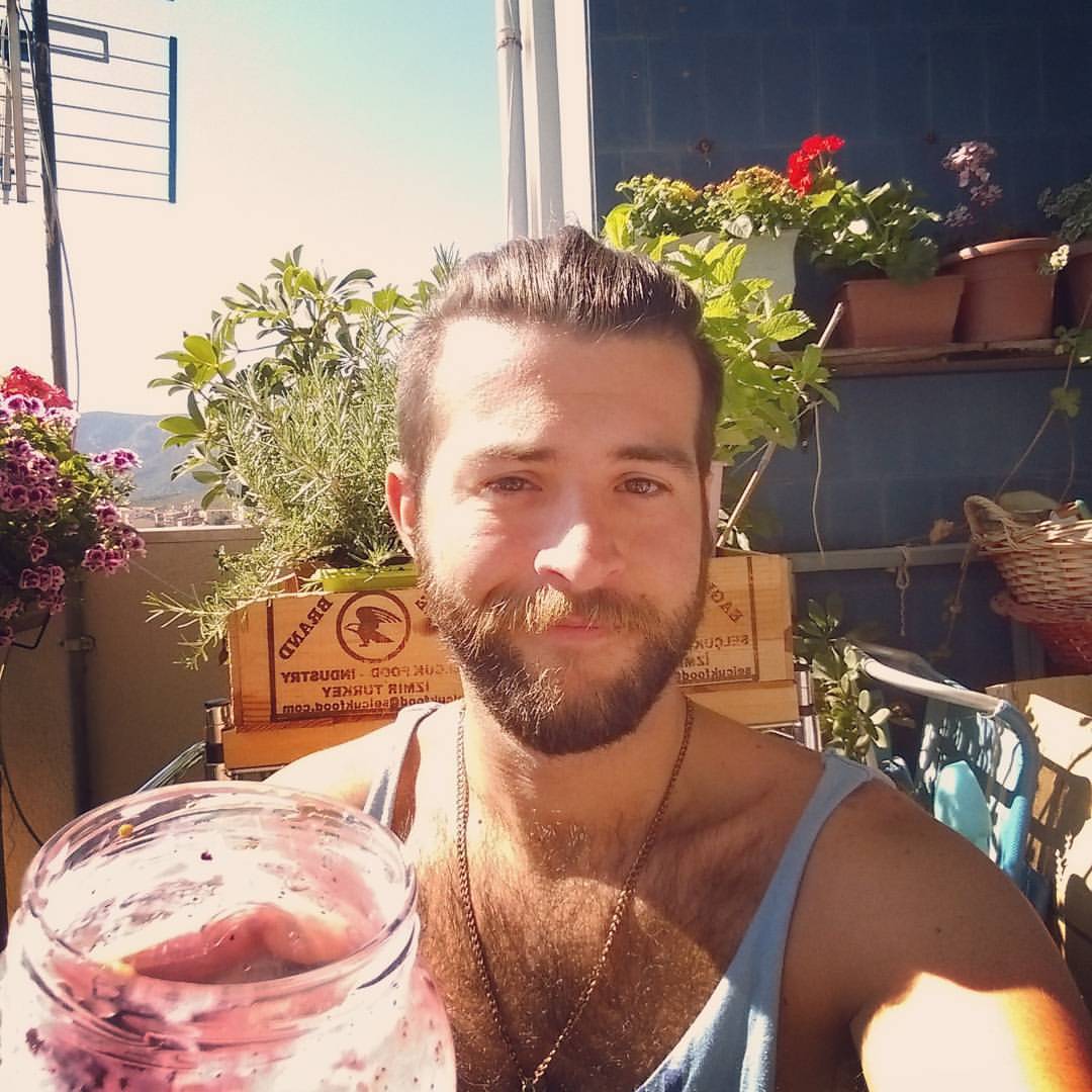 queerrilla:Mezzo litro di bibitone di frutta prima del mare non me lo toglie nessuno.