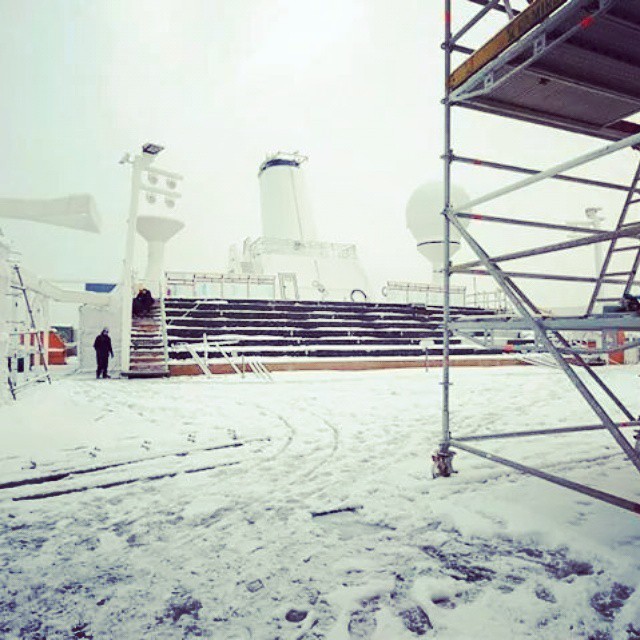 Continuano i lavori per terminare la #Meinschiff4 …anche sotto la neve 😄#newship 2015 #TuiCruises