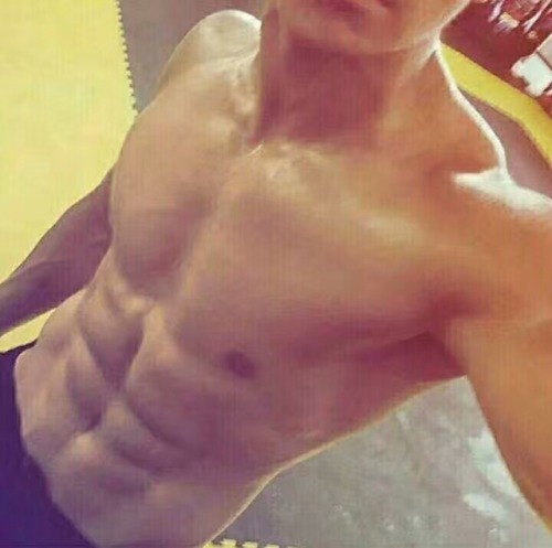 farishhaziq: zack-zachery: Teaser part 2,abg tony… Nak video pm tepi Mantap body