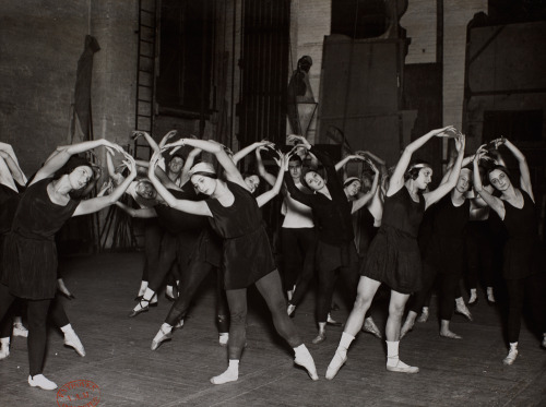 saloandseverine:Ballets Russes dancers in an on-stage dance class, 1928