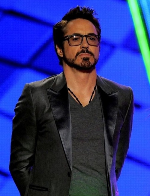 copperbadge: sexybadassdowney: Here’s some standing/leaning/smouldering hot Downey for the aft