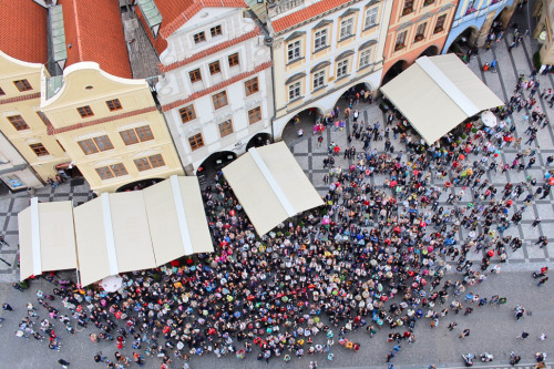 Views from the top of the astronomical clock tower. // Church of Our Lady before Týn and people gath