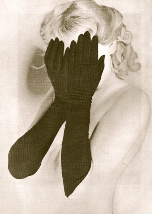 hoodoothatvoodoo:  Erwin Blumenfeld ‘Hidden’ 1938 