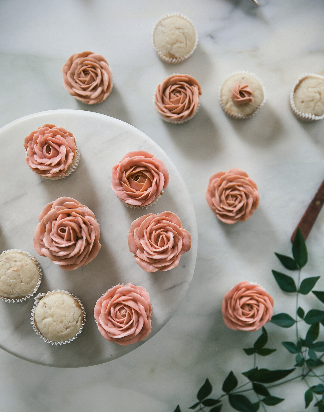 sweetoothgirl:  CAPPUCCINO-FLAVORED ROSE CUPCAKES