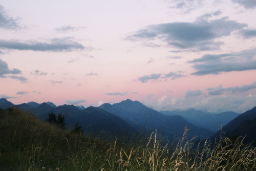 matchbox-mouse:Sunset in the mountains just as we passed over the border, Switzerland.