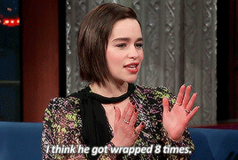myloveiainglen:throughtheblue:profiler-in-courage:scratchybeardsweetmouth:Emilia Clarke at The Late 