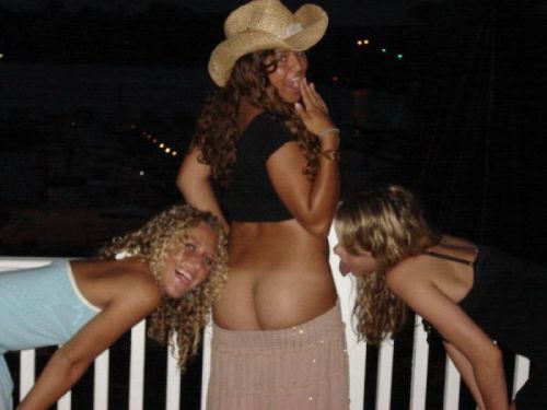 pantsing-love:  Drunk girl getting pantsed by her friends 