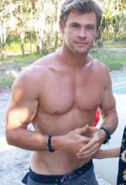 hgykhotguys: Why is Chris Hemsworth so gorgeous?