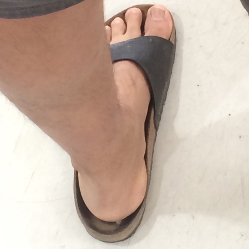 french-male-feet-fetish: french-male-feet-fetish.tumblr.com/ là c’est juste parfait!
