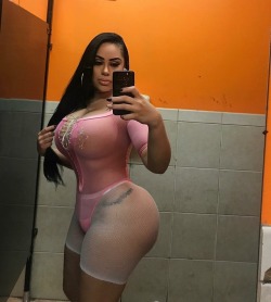 thicksexyasswomen:  ramvar:  goood-thickness:  My goodness!!!  Estas tremenda rosie  Let’s Dip@rosiedoll.s@thicksexyasswomen