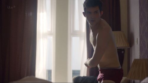 theheroicstarman:  Jonathan Bailey showed his gorgeous bum and a rather nice bulge in last night’s Broadchurch. He is so gorgeous! Mmmmm 