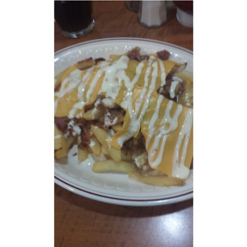 Trying out this new diner. They got loaded fries. Best diner ever.   (at National Diner)