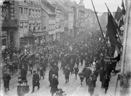 NewZealand soldiers marching through a city after the Armistice.  Thecity is probably Verviers (Belg