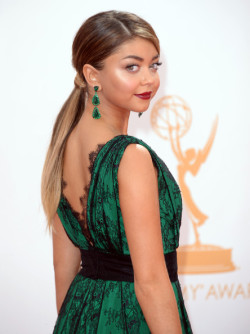 Vickybtv:  Sarah Hyland’s Dramatic Look At The 2013 Emmy Awards! Love The Emerald