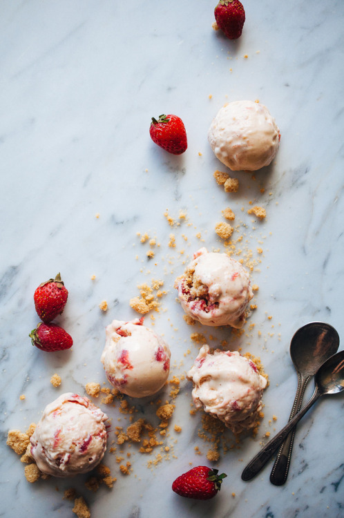 sweetoothgirl: Strawberry and Rhubarb Streusel Ice Cream