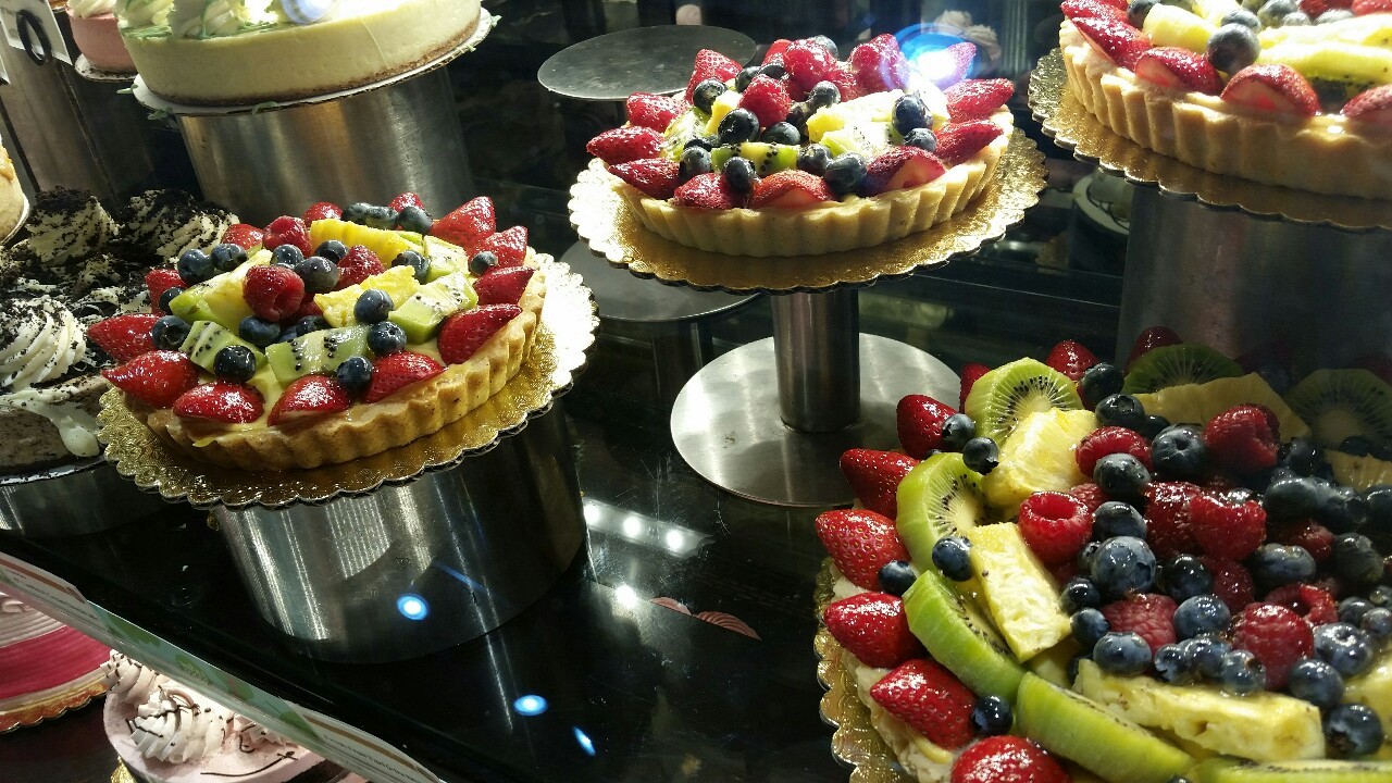 sorarts:  picking out my cake and desserts for my birthday~ ♡♡