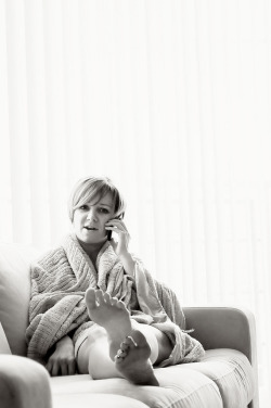 solecityusa:  Barefoot blonde cutie talking on the phone (by pure happy life)