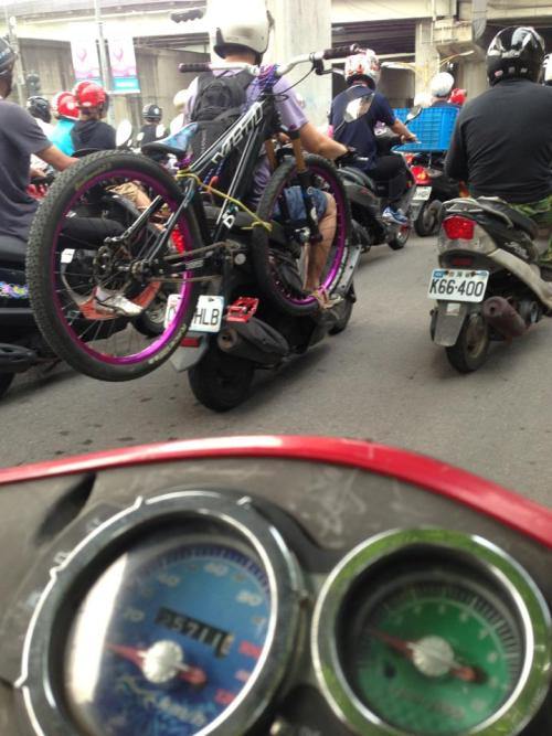 bikemech:  freakywy:  that’s how we do it in Taiwan! scooter rocks!!!  seems like a legit idea!