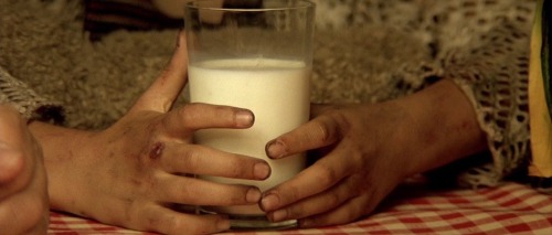 Porn cine-doll:  Milk obsession in Leon the professional photos