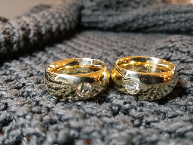 ring twins in gold mit brilliantem blick aus
