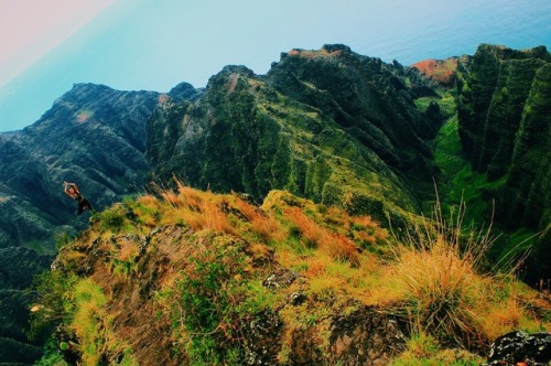 NaPali Coast || Kauai, Hawaii Instagram: emmaneagu