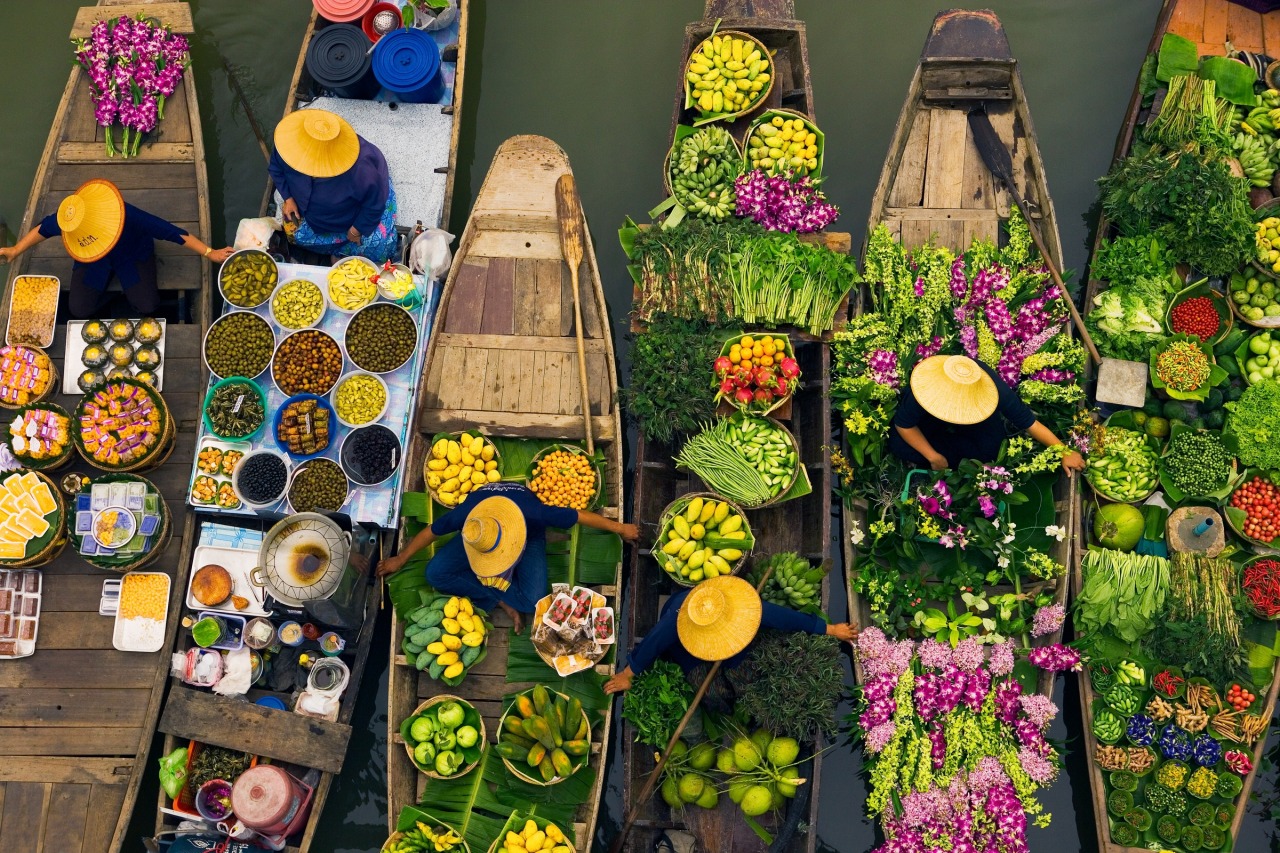 paintmemidnightblue:  sixpenceee:  A floating market is a market where goods are