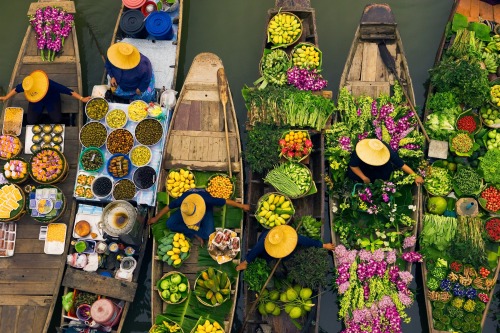 sixpenceee:  A floating market is a market where goods are sold from boats. Originating in times and