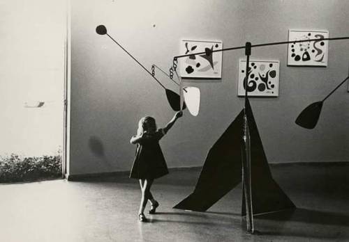 lasmicrofisuras:Little Girl at MoMA With Calder Mobile, c. 1950s. by Alfred Statler