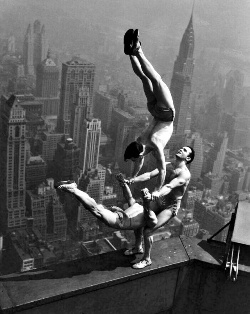 Des acrobates en équilibre au sommet de l'Empire State Building, 1934.