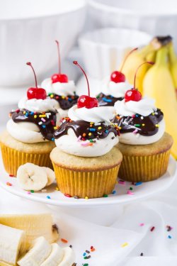 do-not-touch-my-food:  Banana Split Cupcakes