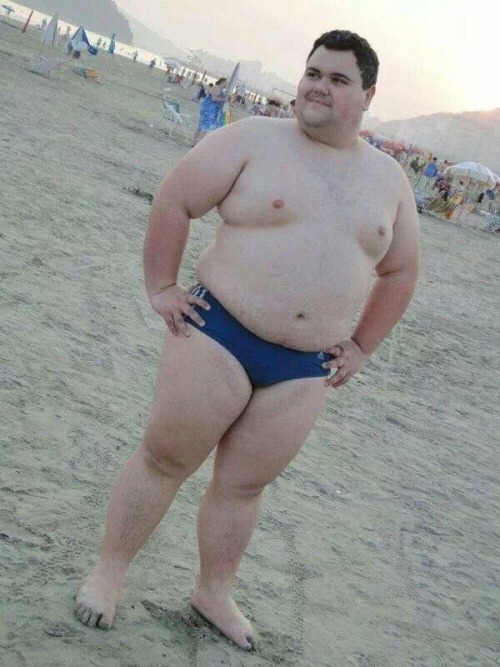skinnyfatboy: biscuitbear: Smoking hot man wearing the right swimsuit: swimbriefs. Confidence is s t