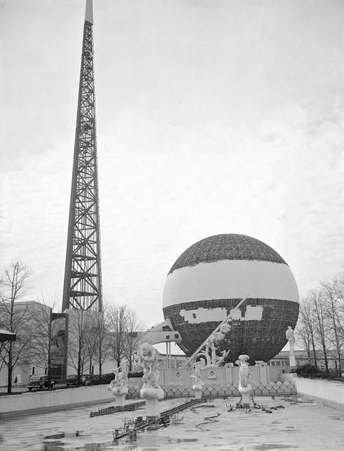 Flushing Meadows, New York, January 23, 1941. Dismantling the Trylon and Perisphere from the 1939 Ne