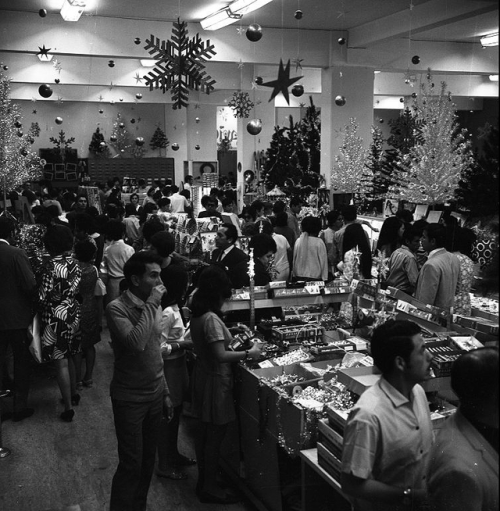 A busy shopping mall at Christmas time in Peru, 1960s.(Archivo El Comercio)