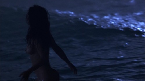 toplessbeachcelebs:  Salma Hayek (Actress) nude beach scene in “Ask the Dusk“ (February 2006) 