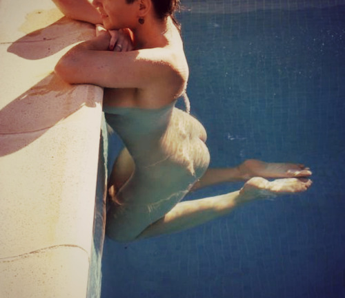 Sua linda esposa adora se exibir na piscina