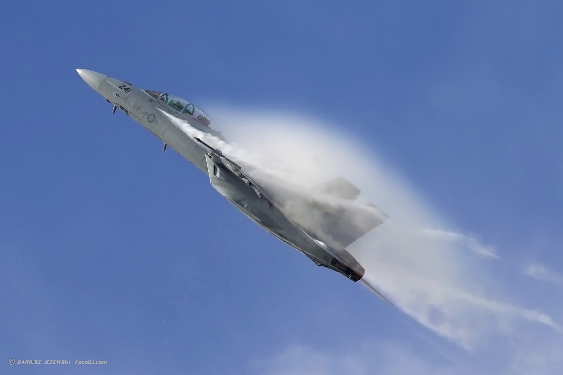 toocatsoriginals:  F/A-18F Super Hornet making vapor -  NAS Oceana Photos: Dariusz