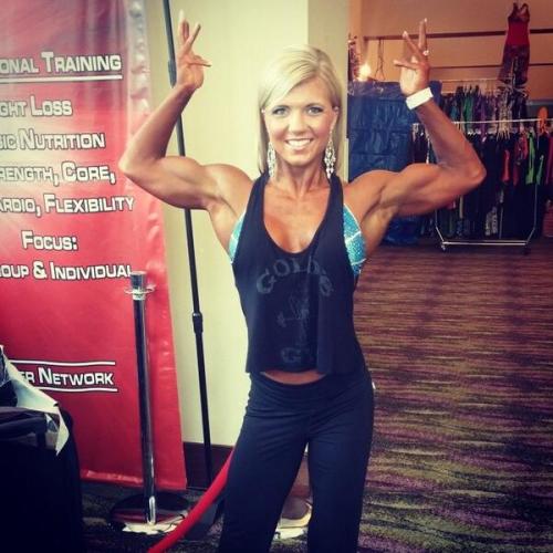 sexyfitnessgirls:  Look at her guns ! @themuscleappeal 