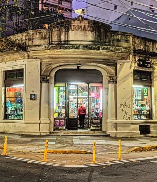 Farmacia Bonpland. Tal vez no sea tan famosa ni antigua como La Estrella, Suiza y Del Aguila pero es