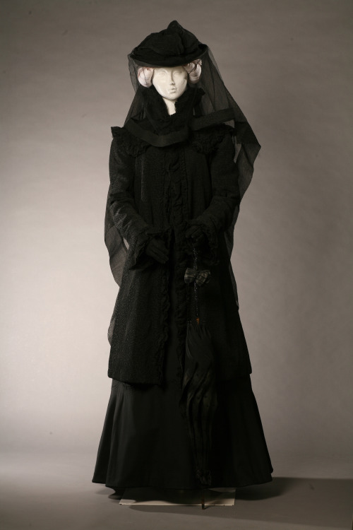 europeanafashion: Mourning Dress, around 1900  Foto: Christa Losta © Wien Museum Mourning dress symbolized humility and respect for the deceased. Outward signs of mourning were usually observed by women. They wore deep mourning attire for at least a