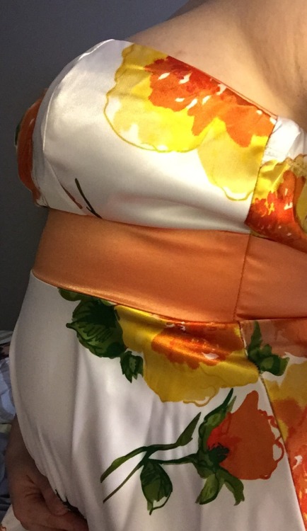 kn0ckmeup:  Exhibit A: Brand new dress I bought 3 weeks ago and can definitely not wear anymore lol.   9w6d. Mono/Di twins. Already feel like a house…I knew I had gained inches on my waist over the last few weeks but assumed it was from stress/not eating