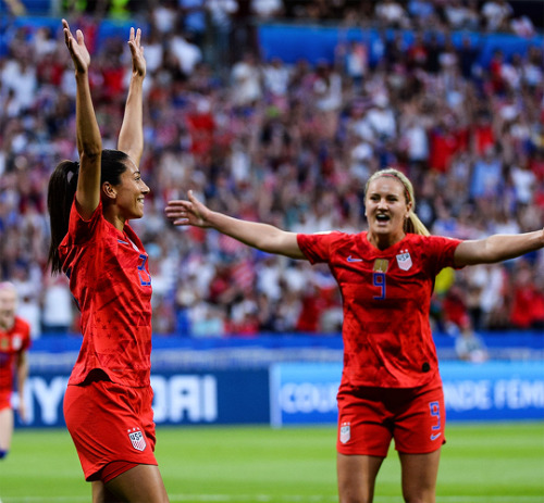 Christen Press celebrates her goal with Lindsey Horan during the match vs.England