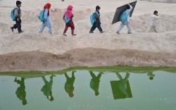 unrar:  Afghan school children walk home