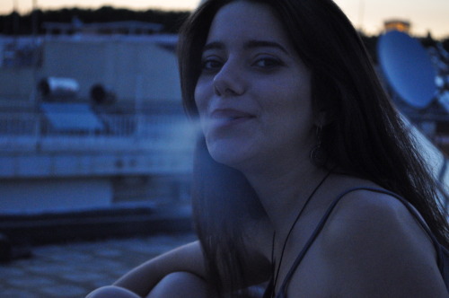 ksefeugi:  she tries hard not to laugh