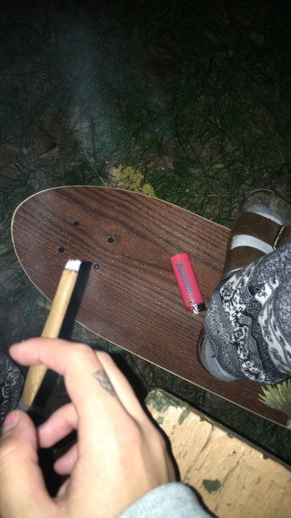 hippie-qt:  Been on a blunt kick lately 😩  Also look at my fucking board I’m in love