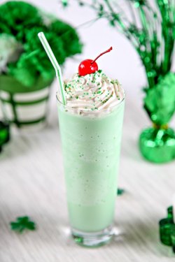 alibabe48:  peony911:sweetoothgirl:  Homemade Shamrock Shake   💚💚💚 My treat today 🍀…🕉