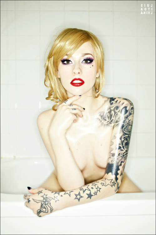 verababy:  Photoset: 4AMPhotography from: sideshowsitovisit VERABABY.COM right now to view over 80 sexy images of me all oiled up in Part 1, and then bubbly in the tub for part 2.  This photoset includes TONS of revealing and sexy angles and an abundance