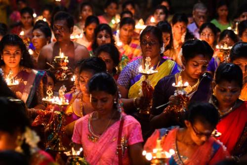 divinum-pacis: 2017: Prayers at a Hindu temple in Colombo, Sri Lanka. Diwali marks the victory over 