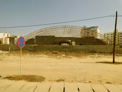 Bâtiment au toit en dôme en construction, Dakar, Sénégal, 2019.
