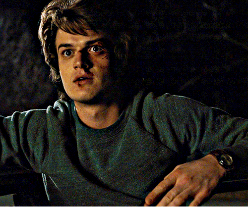 hellshee:  JOYCE BYERS in 1.02 Chapter Two: The Weirdo on Maple StreetSTEVE HARRINGTON