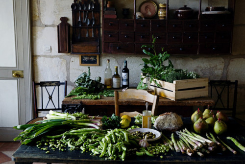 rusticmeetsvintage:Manger: Red, Green, Blue